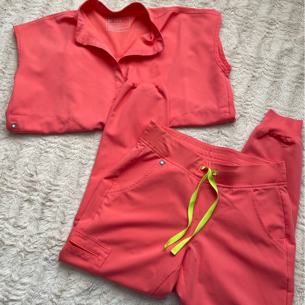 Figs scrubs in the prettiest coral color! No stains! Pet & smoke free home!